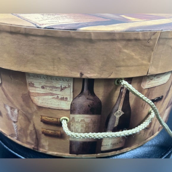 Vintage 2001 15” Diameter x 6.5” High Hat Box - Picture 5 of 11